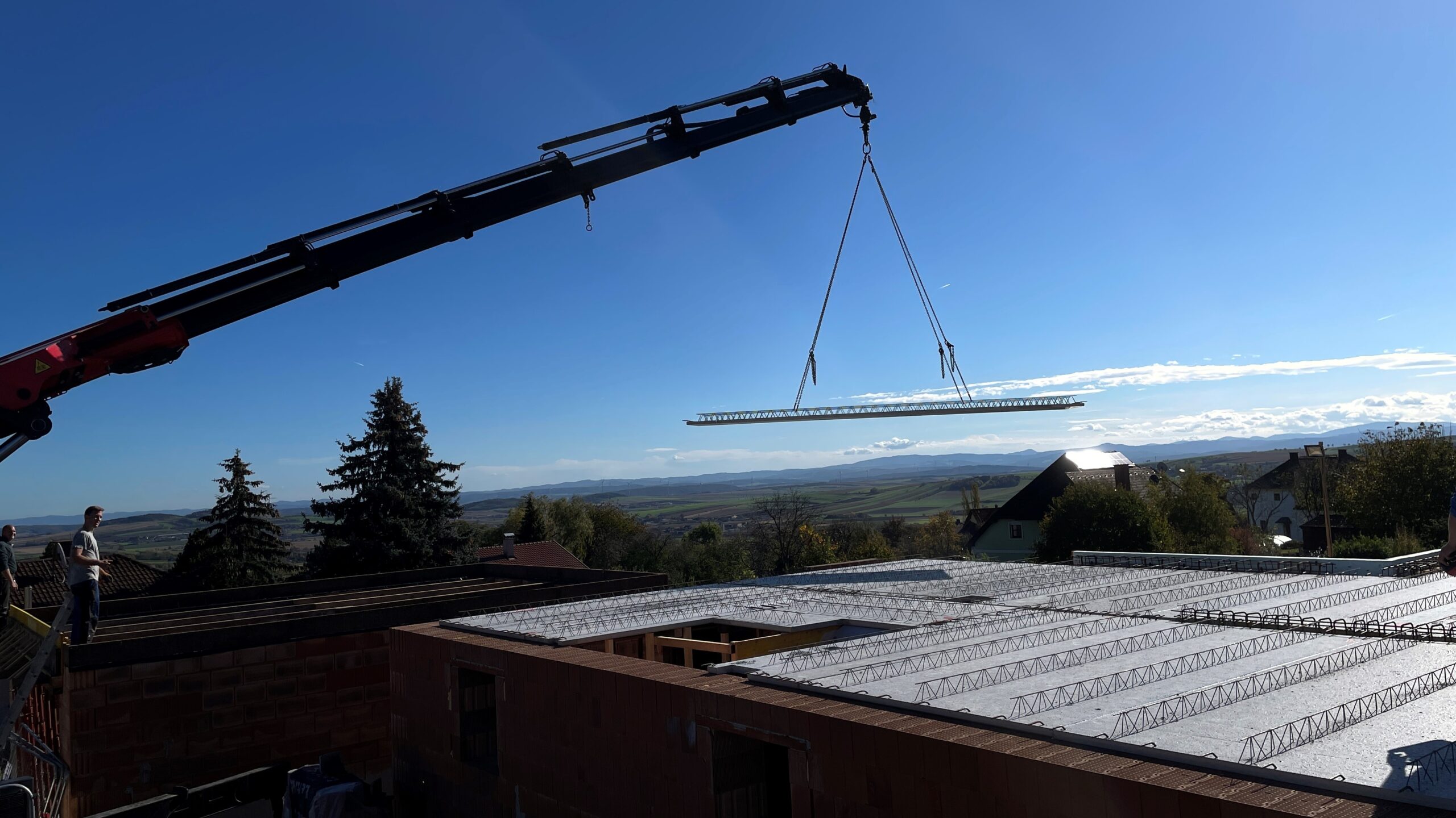 Elementdecke 2 Kran hebt eine Elementdecke auf das Gebäude