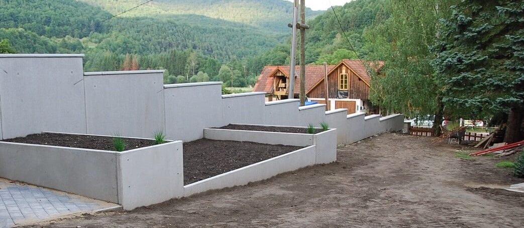 4 Gartenmauer und Hochbeete aus Beton