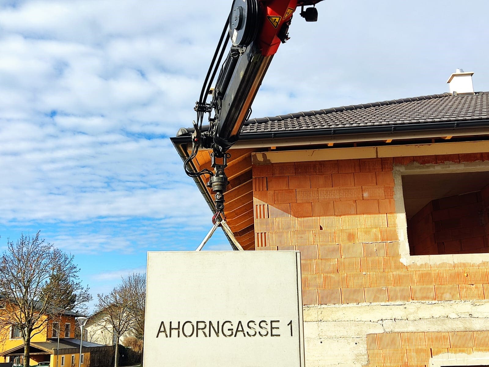 Ahorngasse1 Betonschild auf der die Gasse(Ahorngasse) und die Hausnummer(1) oben steht